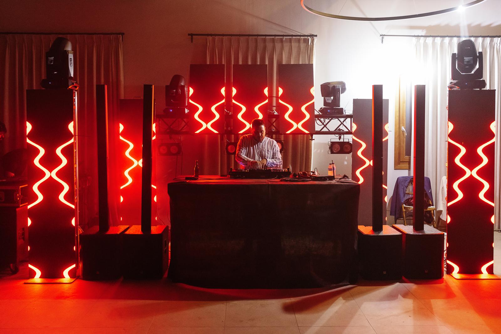 Para una imagen de una discomóvil con pantallas LED, el SEO debe centrarse en la tecnología, el espectáculo visual y la fiesta. Los clientes que buscan esto quieren algo moderno y de alto impacto. Aquí tienes las mejores opciones: 1. Enfoque Tecnológico y Visual (Efecto "Wow") Ideal si las pantallas son de gran formato o muestran visuales impactantes. Nombre de archivo: discomovil-con-pantallas-led-gigantes-boda.jpg Texto Alt: Montaje de discomóvil moderna con pantallas LED de alta resolución y efectos visuales para fiestas de boda.