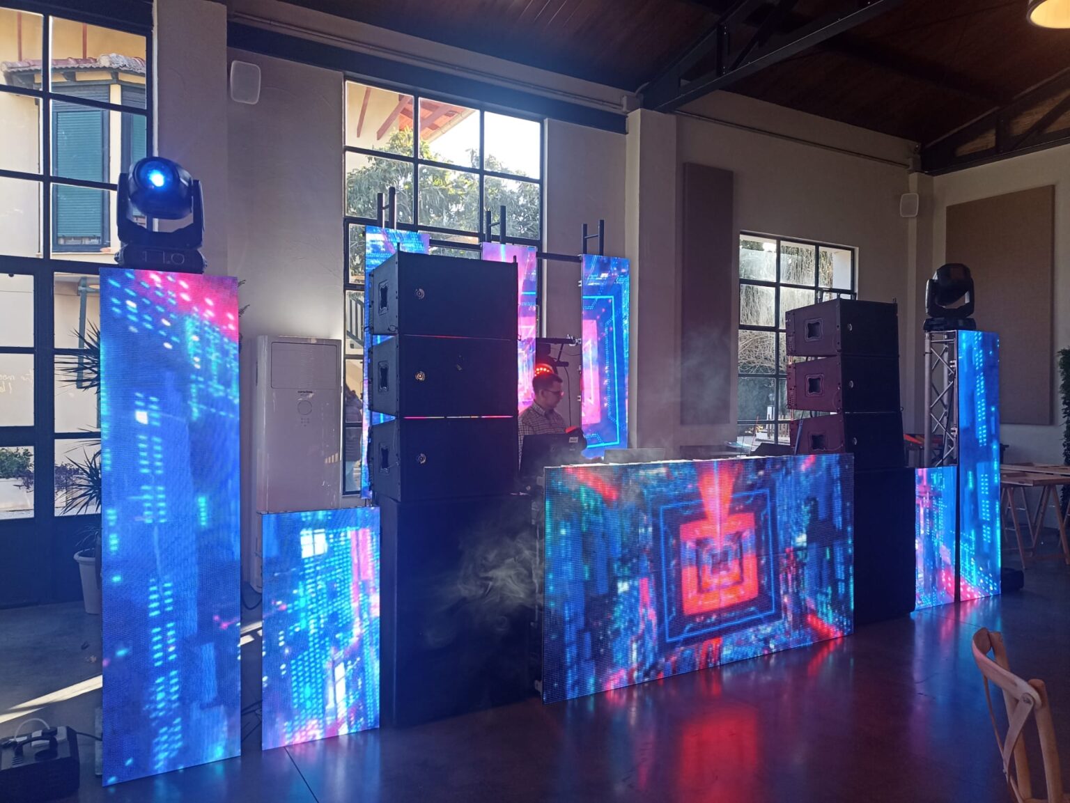 Montaje de discomóvil con pantallas LED gigantes y visuales personalizados para eventos en Valencia.