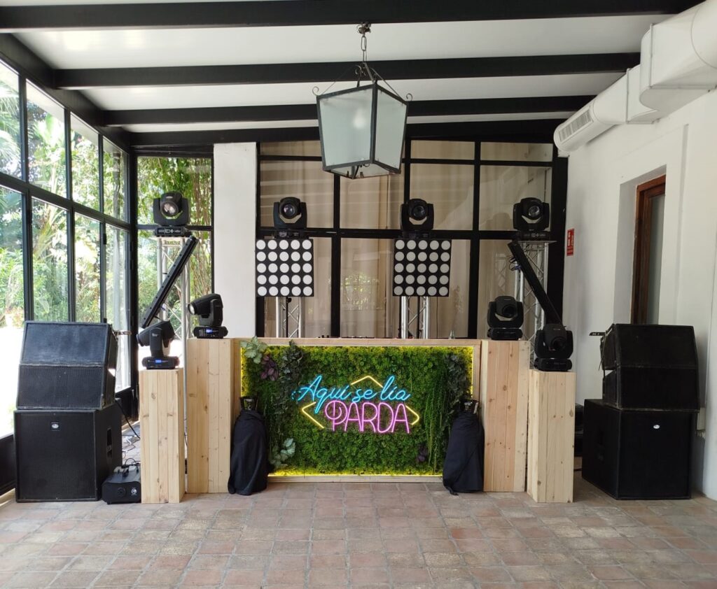 Servicio de discomóvil premium para bodas con sonido de alta fidelidad y DJ profesional en Valencia.