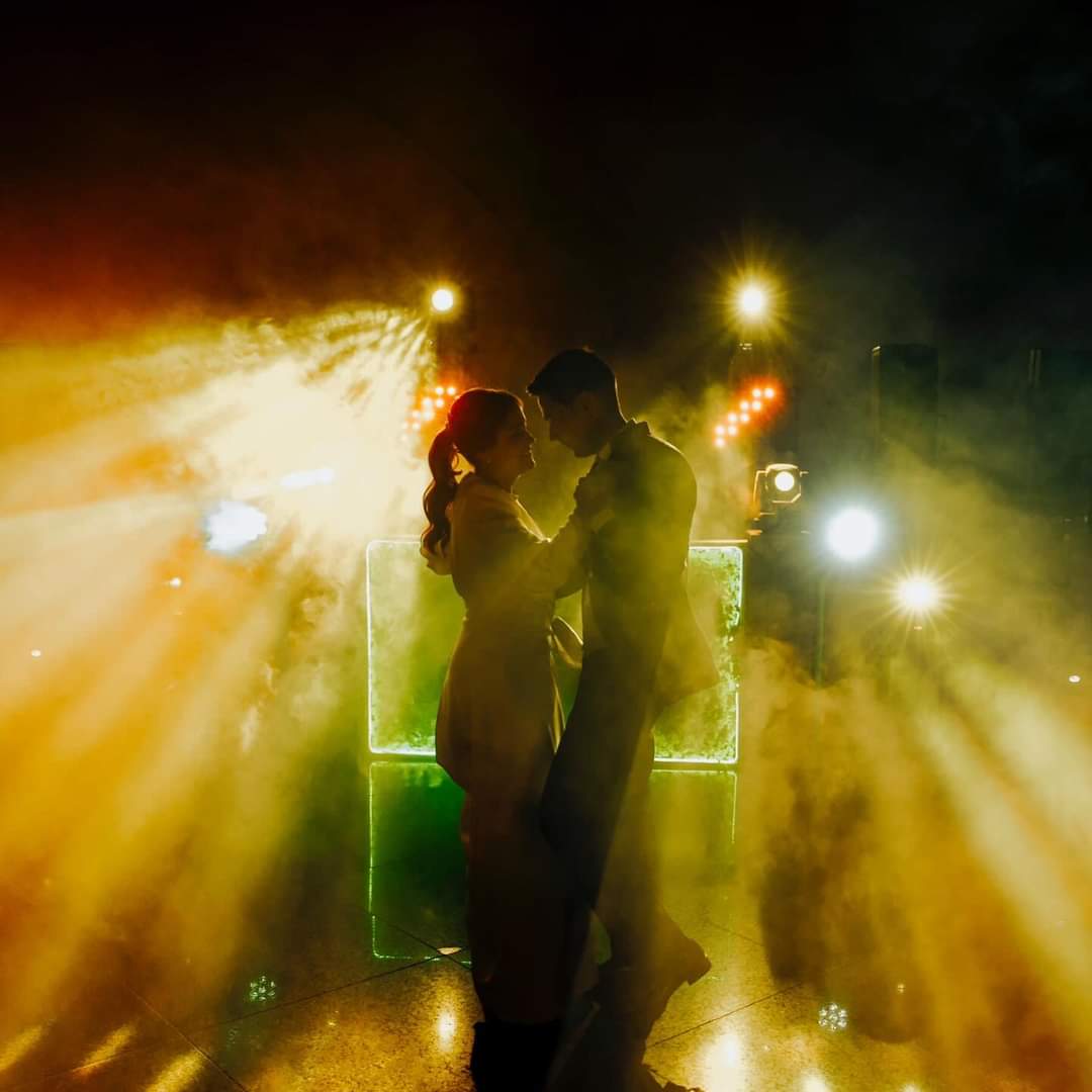 Montaje de iluminación premium para bodas con focos LED decorativos y robótica de última generación.