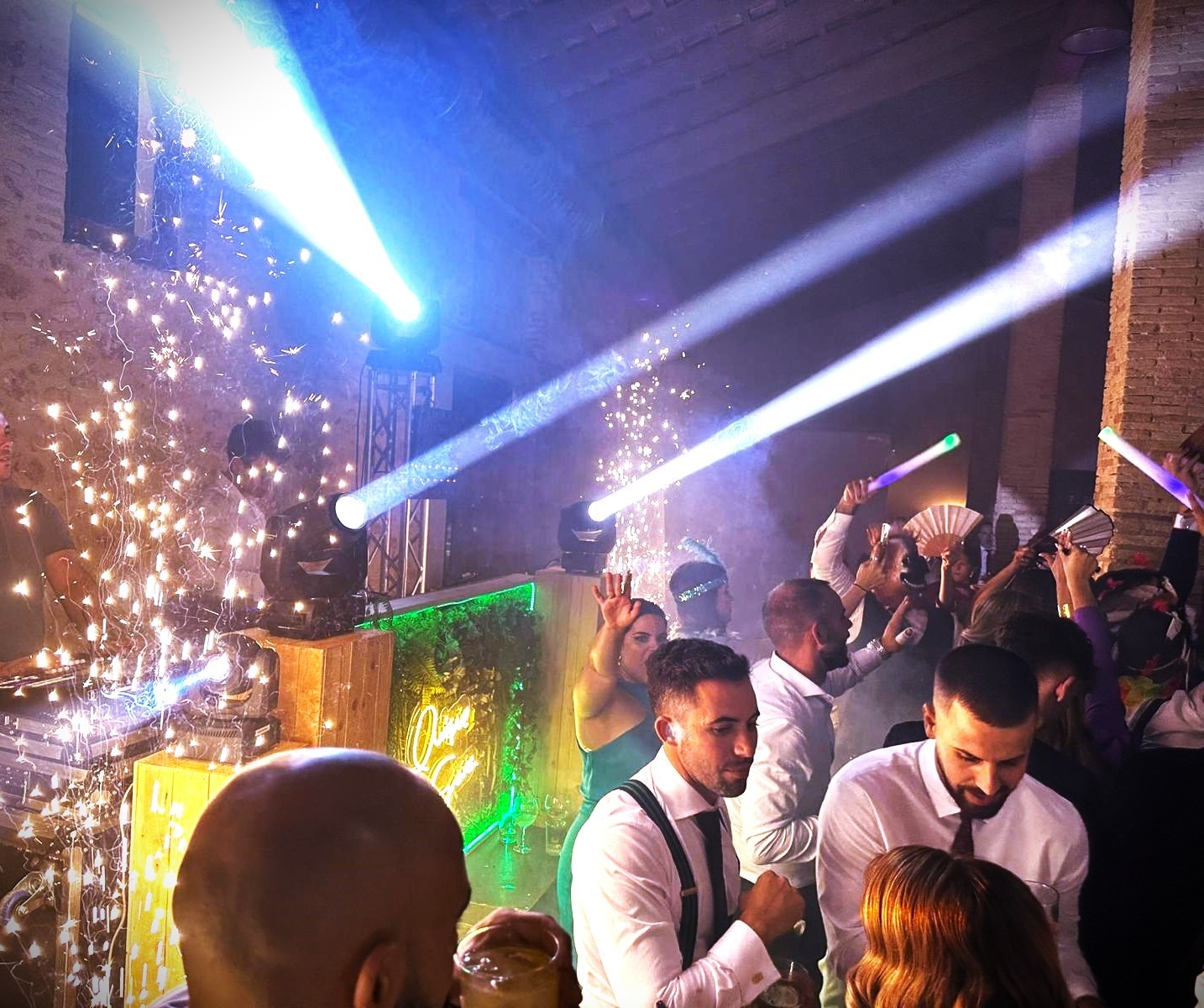 Servicio de discomóvil profesional para bodas en Valencia con DJ animador y equipo de sonido de alta potencia.